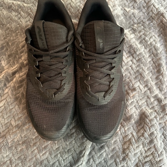 Nike shoes - Picture 2 of 3